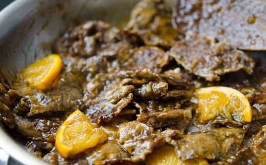 1. Этап. Говядина в апельсиновом соусе: Положите мясо вместе с кусочками апельсина, протомите несколько минут, чтобы мясо насытилось соусом. Подавайте к столу!