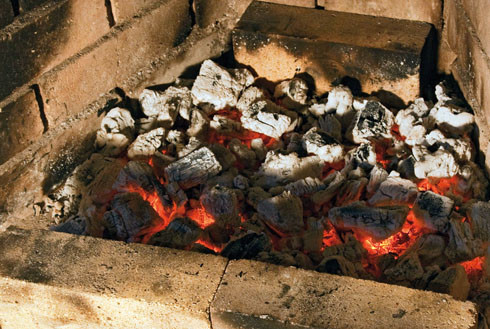 1. Этап. Люля-кебаб на мангале: Теперь займемся углями. Они должны быть покрыты тонким слоем пепла, тогда можно жарить люля-кебаб.