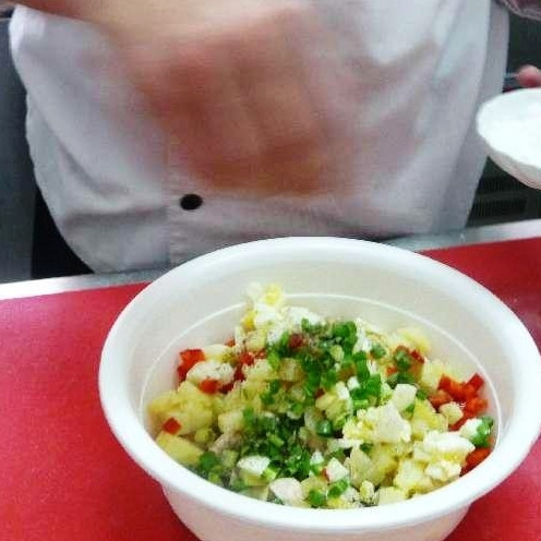 1. Этап. Салат Столичный: Солим, перчим по вкусу.