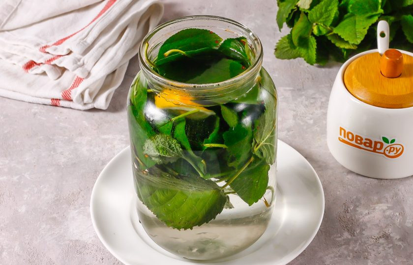 1. Этап. Компот из листьев вишни на зиму: Вскипятите воду в чайнике и влейте ее в банку, подложив под ее донышко нож или доску. Накройте закаточной крышкой и оставьте пропариться все на 10 минут.