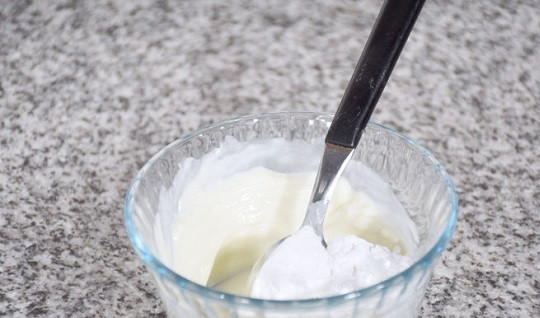 1. Этап. Печенье с фруктами: 7. А тем временем можно заняться кремом. Взбейте сливки с творожным сыром и по вкусу добавьте сахарной пудры.