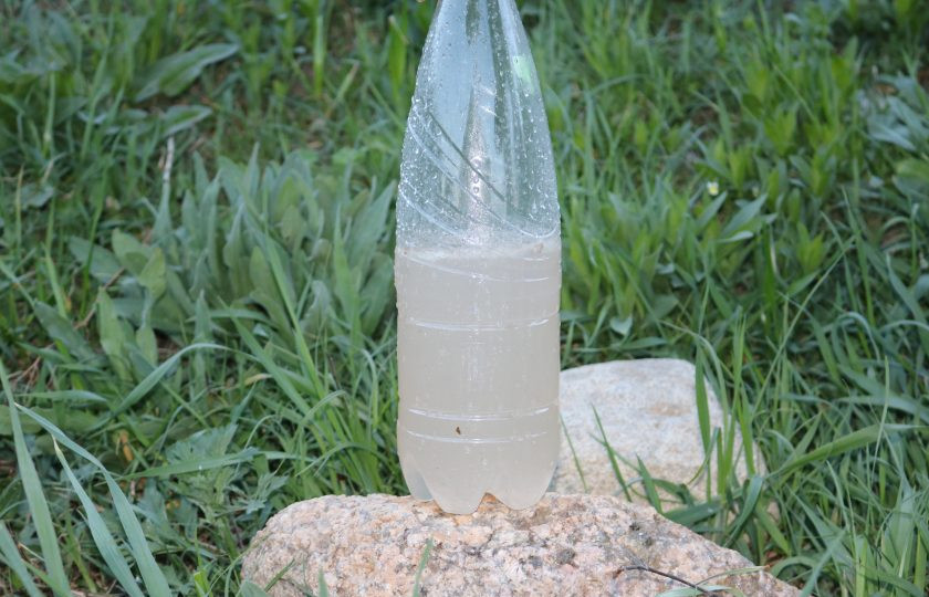 1. Этап. Шашлык из карбоната свинины: Процедите и перелейте воду в бутылку. В крышечке сделайте несколько дырочек.