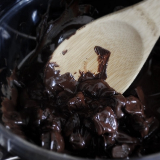 1. Этап. Крем для бисквитного торта: Растапливаем шоколад, помешивая, пока масса не станет гладкой.