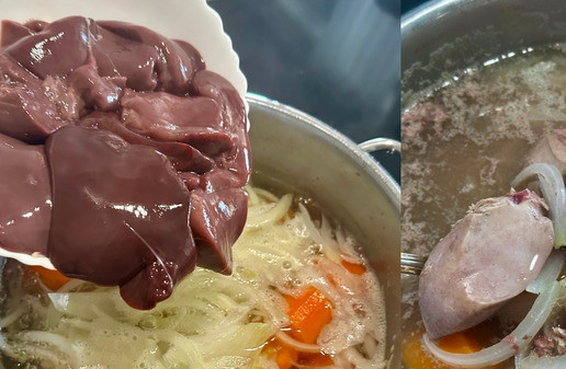 1. Этап. Паштет из индюшачьей печени: Печень. Обязательно тщательно промыл. Это раз. Убрал всякие жилочки и прочие там протоки, сосуды вырезал. И … Если вдруг попадутся куски с какими-то пятнами или…, все выбросить беспощадно. Это два. Если печень крупная, стоит порезать. Я нарезал. Не сильно мелко. Это три. И в кастрюлю ее. Варил еще пятнадцать минут, как только опять закипело.