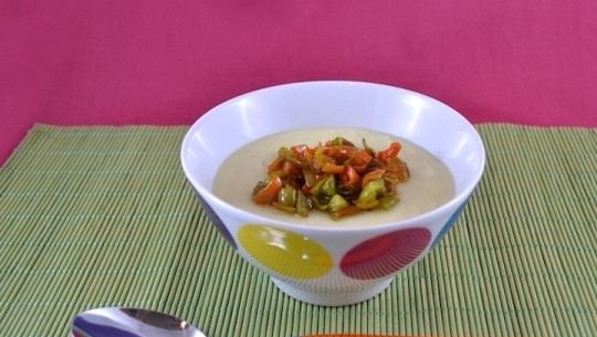 1. Этап. Вкусный суп-пюре: Подайте холодный картофельный суп-пюре порционно, добавив по 1-2 ст. л. обжаренного болгарского перца.