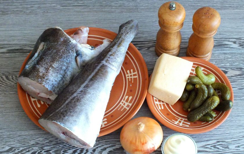 1. Этап. Треска запеченная с солеными огурцами: Подготовьте необходимые ингредиенты.