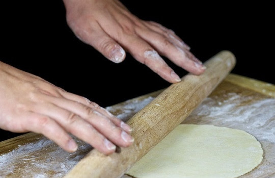 1. Этап. Яблоки, запеченные в тесте: 9. Каждый шарик теста раскатайте довольно тонко на присыпанной мукой поверхности.