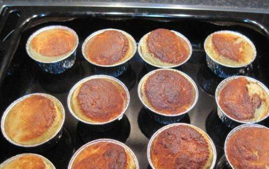 1. Этап. Творожные кексы с шоколадом: 5. Выпекайте творожные кексы с шоколадом при 180 градусах 25-30 минут. Время выпечки зависит от размера форм для кексов и особенностей вашей духовки. Готово! Приятного аппетита!