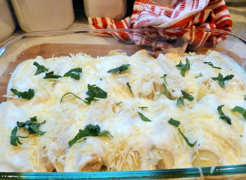 1. Этап. Каннеллони с индейкой: 3. Отдельно на плите в сотейнике растопим сливочное масло, обжарим на нем муку, пока она не станет рыжей, и вливаем молоко. На маленьком огне доводим до кипения, ждем, пока немного загустеет, и заливаем каннеллони. Сверху посыпаем тертым сыром и украшаем базиликом. Запекаем полчаса при 180 градусах в духовке. Готово!