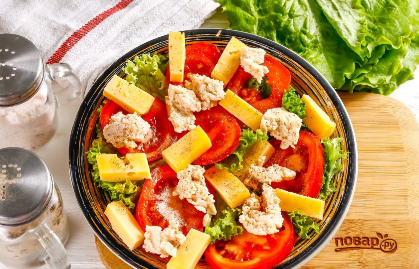 1. Этап. Салат с икрой минтая: Посолите по вкусу и поперчите, сбрызните блюдо растительным маслом.