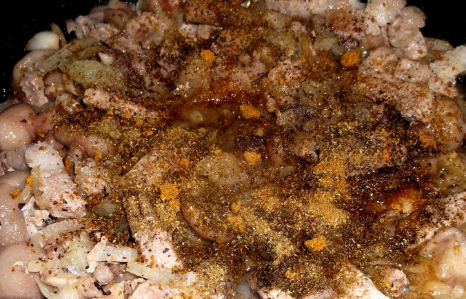 1. Этап. Мясо, тушенное с грибами в сметане: Теперь можно добавить любимые специи, перемешайте.