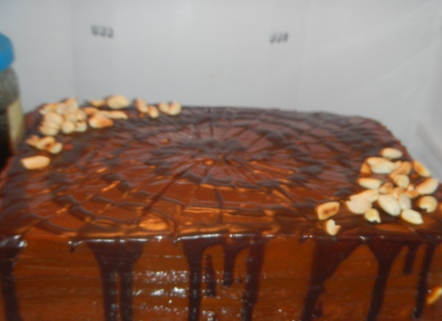1. Этап. Крем для медовика со сгущенкой: Второй и третий (можете взять четвертый корж, это уже на ваш вкус) промажьте помимо крема еще и шоколадом растопленным, а также посыпьте орешками. А украсить торт можете оставшейся сгущенкой и нарисовав шоколадом узор. У меня еще оставались орешки, я их тоже посыпала красиво.