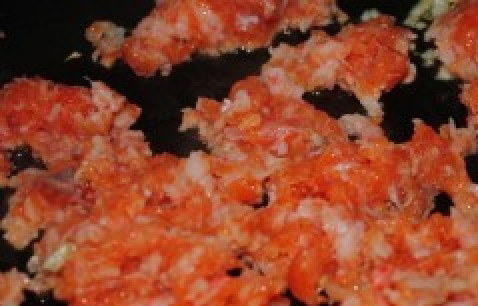 1. Этап. Равиоли в сливочном соусе: Рыбу и креветки измельчите в блендере и обжарьте на масле с чесноком одну минуту.