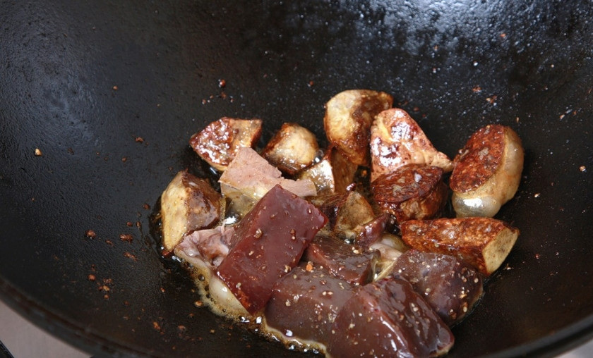 1. Этап. Кучмачи из куриных потрохов: Теперь отправляем на сковороду сердце и почки. Кстати, все режем кубиками. Чтобы печень не сгорела ее даже нужно добавить после всего остального.