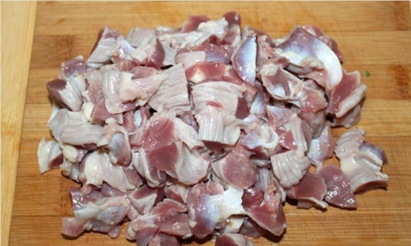 1. Этап. Тушеные потроха: 1. Желудочки тщательно вымойте в проточной воде и просушите с помощью бумажных полотенец. В зависимости от размера, нарежьте их на 3-4 части.