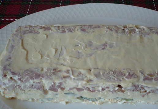 1. Этап. Салат рождественский Золотое полено: Смажьте салат со всех сторон майонезом.