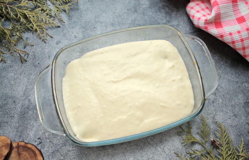 1. Этап. Тирамису с чаем матча: Сверху выложите половину сырной массы и разровняйте.