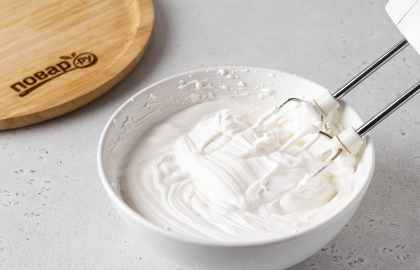 1. Этап. Мороженое из зеленого чая: Взбейте сливки с сахаром до острых пик.