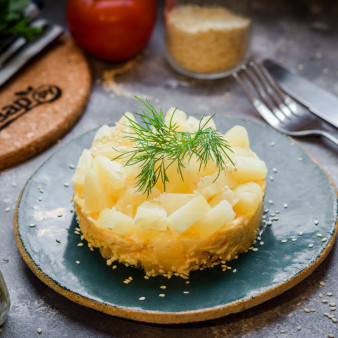 Салат с ананасами и сыром