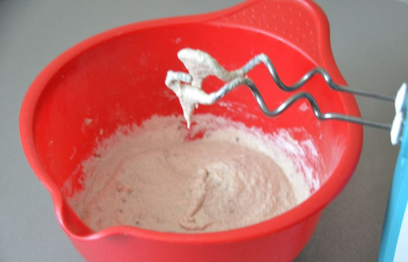 1. Этап. Диетический хлеб без дрожжей: Замесите тесто с помощью насадки 