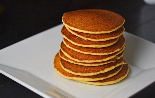 1. Этап. Оладьи из кукурузной муки: 6. Вот такие яркие и аппетитные оладьи из кукурузной муки получаются. Угощайтесь!