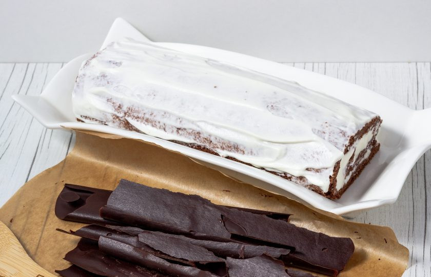 1. Этап. Шоколадный бисквитный рулет: Пришло время доставать декор из холодильника. Просто разворачивайте пергамент и снимайте с него полосочки шоколада.