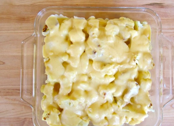 1. Этап. Гратен из цветной капусты: 6. На капусту вылейте получившийся соус. Распределите по всей капусте.