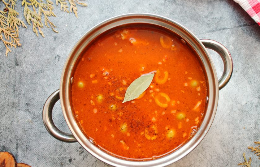 1. Этап. Солянка Московская: Солянку посолите, добавьте лавровый лист, сахар при необходимости, поперчите и варите еще 5 минут. Готовый суп снимите с огня, дайте ему постоять 15 минут, удалите лавровый лист и подавайте к столу.