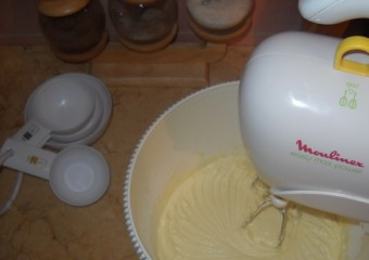 1. Этап. Пирожные на палочке: С помощью миксера замешиваем тесто.