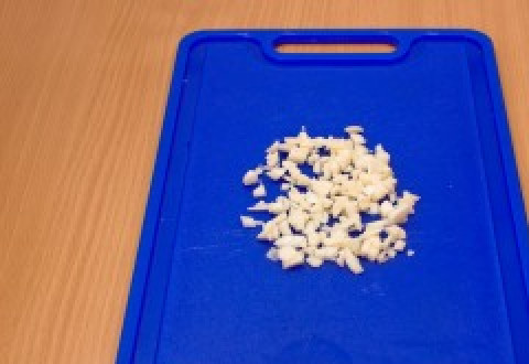 1. Этап. Баклажаны запеченные с томатами и сыром: 4. Чеснок необходимо измельчить (воспользуйтесь чеснокодавкой или ножом).