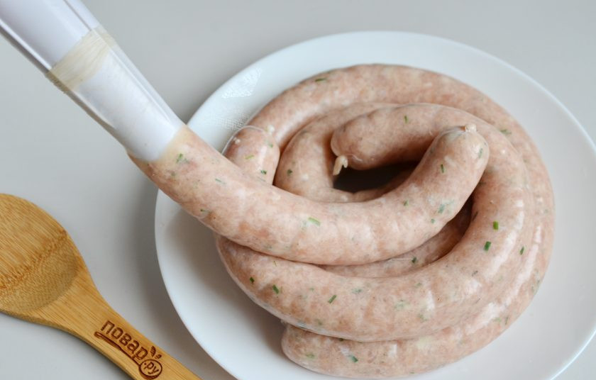 1. Этап. Французские колбаски Буден Бланк: 8. Кишку оденьте на специальную насадку, конец хорошо завяжите на 