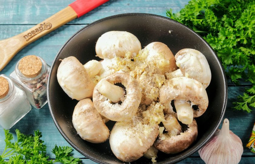 1. Этап. Сочные шампиньоны на мангале: Добавьте к шампиньонам растопленное сливочное масло, сметану, давленый чеснок, соль и перец по вкусу. Аккуратно перемешайте.