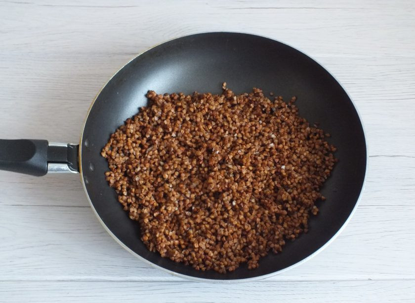 1. Этап. Гречка в пароварке: Переложите гречку в сковороду и прогрейте ее, постоянно помешивая, чтобы она просохла.