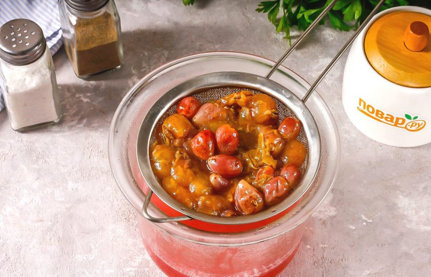 1. Этап. Соус из винограда на зиму: Протрите все содержимое казана через ситечко или друшлаг, стараясь не пропустить ни одной косточки.