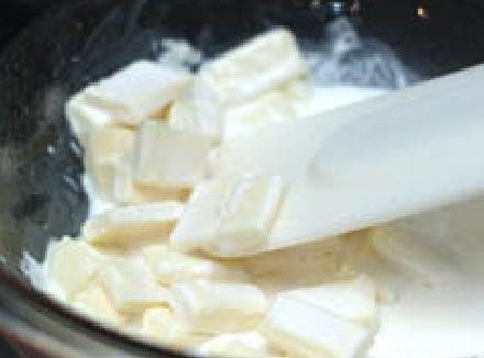 1. Этап. Мятно-шоколадный мусс: 3. В большой миске над кипящей водой медленно расплавить белый шоколад с 1/4 стакана сливок, постоянно помешивая. Отложить в сторону и дать остыть в течение примерно 15 минут.