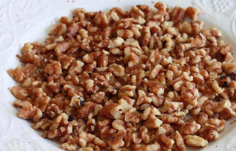 1. Этап. Пирог с грушами и орехами: 1. Порежьте грецкие орехи крупными кусочками.