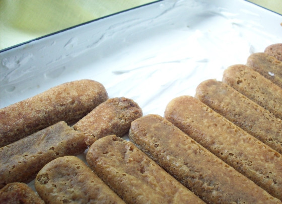 1. Этап. Тирамису с желатином: Приготовьте пропитку для печенья. Смешайте охлажденный, немного сладкий кофе с коньяком, вылейте его в широкую и глубокую тарелку. Теперь поверх крема нужно равномерно выложить 