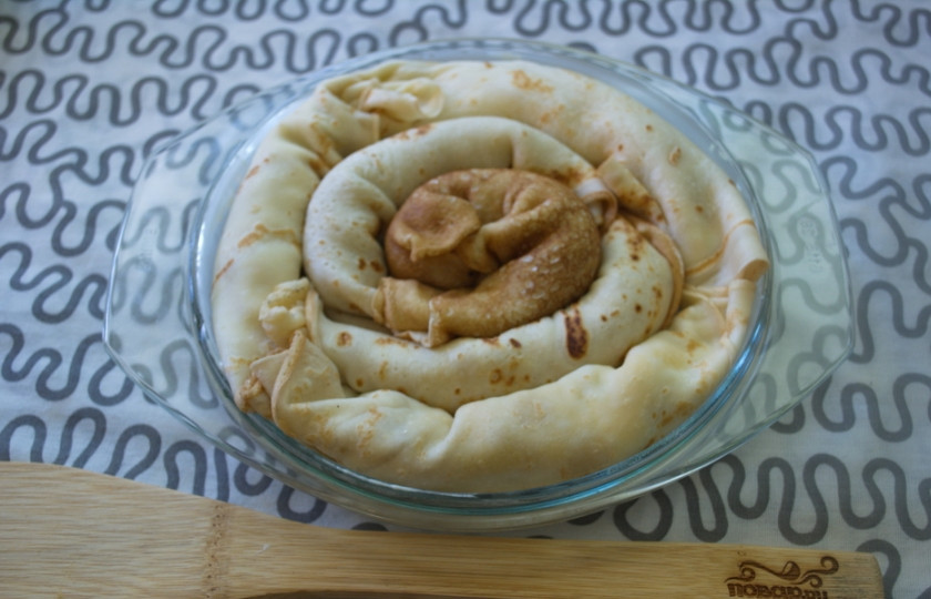 1. Этап. Пирог блинный с курицей: Уложите наполненные блины в форму для запекания. Форму предварительно нужно смазать маслом.