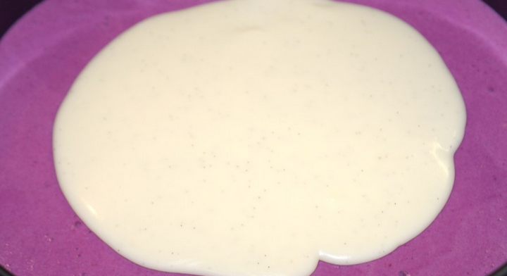 1. Этап. Смородиновый торт: Остывший бисквит кладем на дно разъемной формы, застеленной пергаментом. Пропитываем бисквит ромом и сиропом. Выливаем на него половину черносмородинового желе, даем ему застыть и выливаем половину сливочного желе.