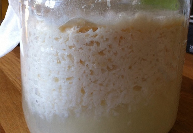 1. Этап. Брага из риса для самогона: Настаиваться такой напиток должен при комнатной температуре, чтобы шел процесс брожения. Через 5 дней брагу следует процедить и дважды перегнать.