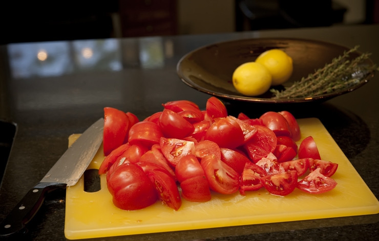 1. Этап. Джем из помидоров: 1. Помидоры промойте, порежьте четвертинками и вырежьте плодоножку.