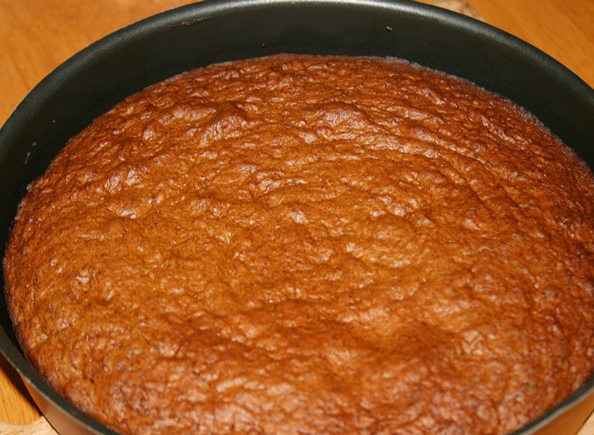 1. Этап. Коврижка: простой рецепт: Готовность коврижки проверьте зубочисткой. Перед подачей дайте ей остыть, потом можете посыпать сахарной пудрой.