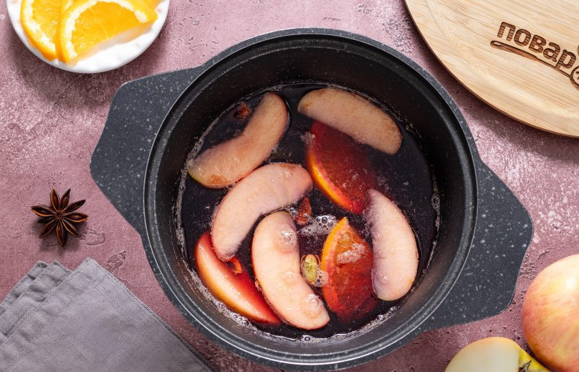 1. Этап. Глинтвейн классический: Влейте вино.