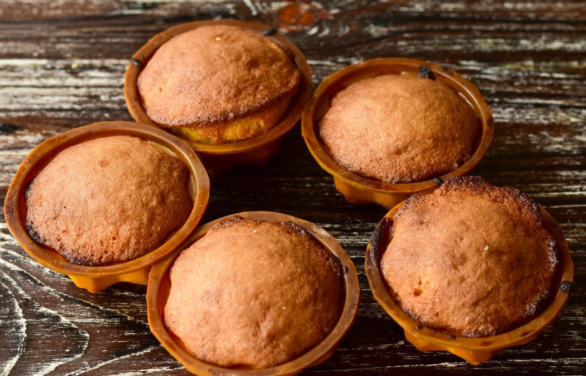 1. Этап. Капкейки с орехами: Выпекайте капкейки в разогретой до 190 градусов духовке в течение 25-30 минут.