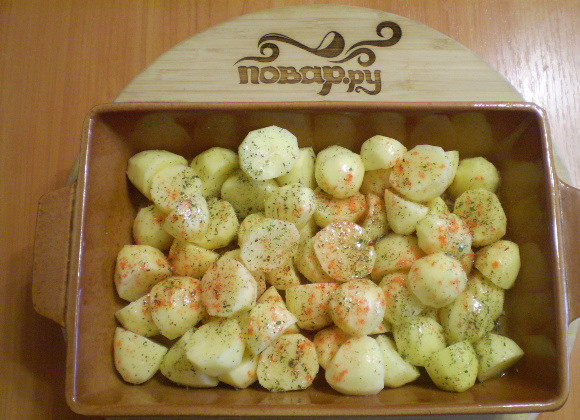 1. Этап. Картофель кусочками в духовке: Добавляем масло, соль, специи, перемешиваем. Отправляем в духовку на 240 градусов на 40 минут.