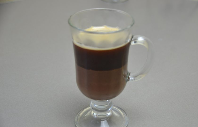 1. Этап. Кофе Бичерин: Старайтесь не смешивать слои кофе и шоколада.