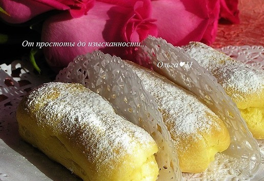 1. Этап. Эклеры с лимонным кремом: Выложите крем в кулинарный шприц и заполните эклеры, сделав сбоку небольшой надрез. Перед подачей посыпьте пирожные сахарной пудрой.