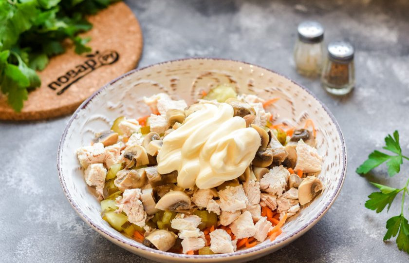 1. Этап. Салат с курицей и маринованными шампиньонами: Заправьте салат майонезом, добавьте соль и перец по вкусу. Перемешайте салат и подавайте к столу.