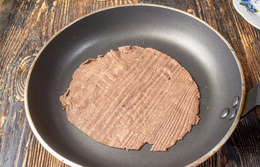 1. Этап. Льняные лепешки: Разогрейте сковороду на среднем огне. Выложите лепёшки на сковороду, обжарьте 1-2 минуты, а затем переверните и готовьте ещё около минуты.