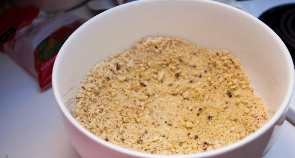 1. Этап. Песочный пирог с апельсиновой начинкой: 1. В миске перетираем печенье вместе с растопленным маслом и сахаром. Должна получится масса, похожая на мокрый песок.